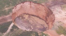 80-метрова дупка се отвори в Китай! (+видео) 
