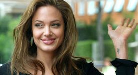 Хотелски служител уволнен заради снимка на Анджелина Джоли 