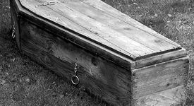Мъж почина, след като легна доброволно в гроба