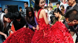 Мъж предложи брак на приятелката си с рокля от 9999 рози (+снимка)