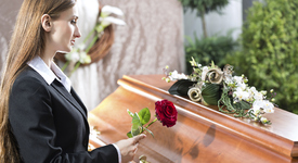 Мъж възкръсна по време на собственото си погребение и се разплака